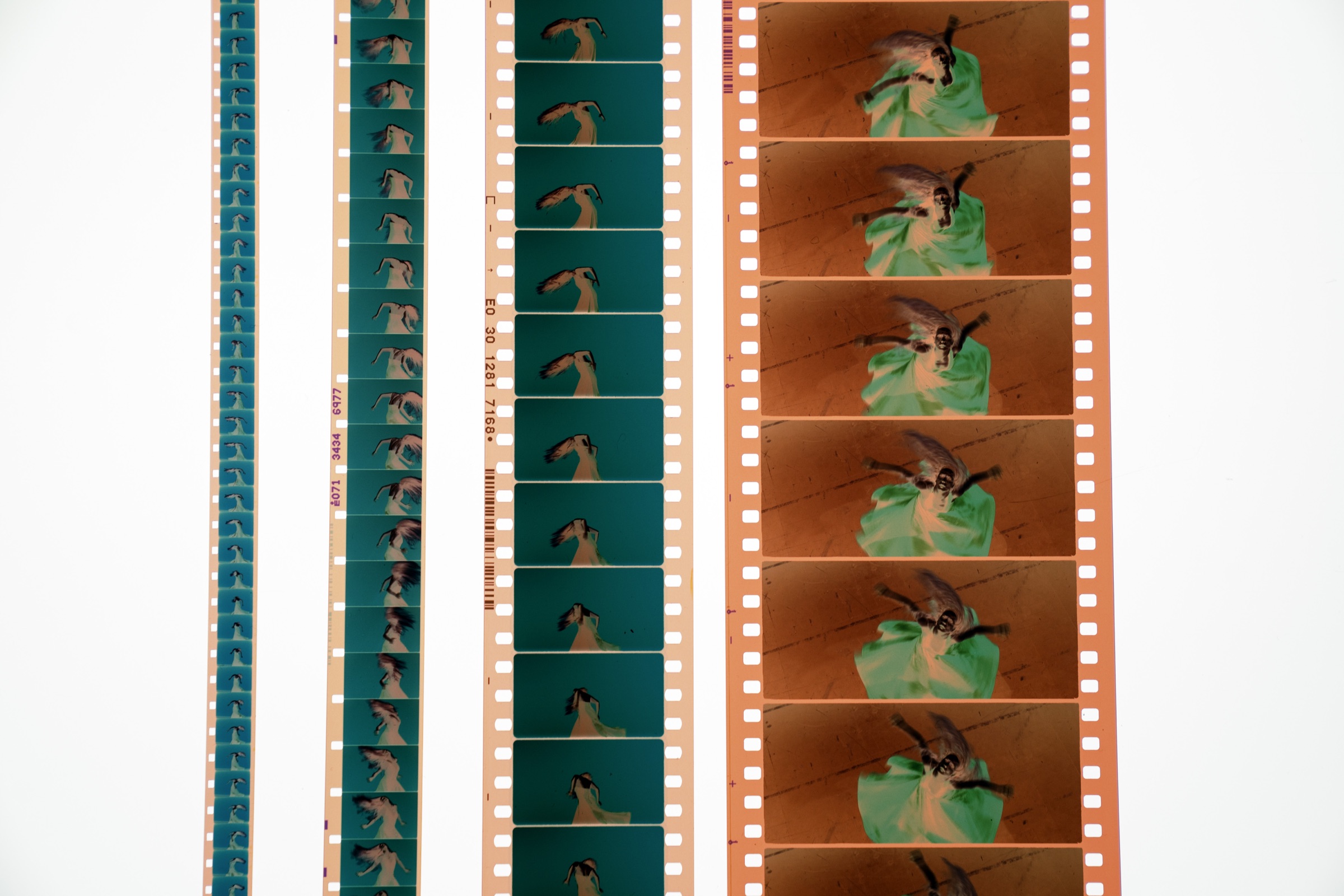 Fire analoge filmstrimler fra CUT fotograferet side om side
